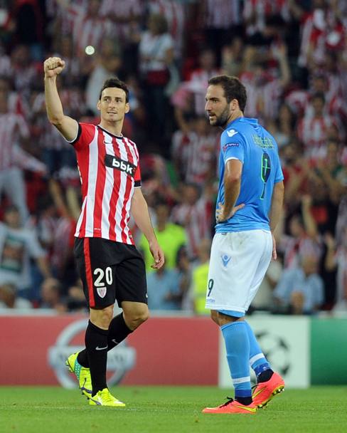 Athletic-Napoli 3-1. Ecco la gioia di Aduriz e la delusione di Higuain:  la foto simbolo della partita. Gli azzurri sono fuori dalla Champions. Afp